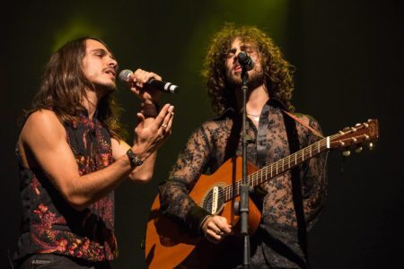 A banda 2 reis, formada pelos filhos de Nando Reis, faz abertura gratuita do show no Tom Brasil