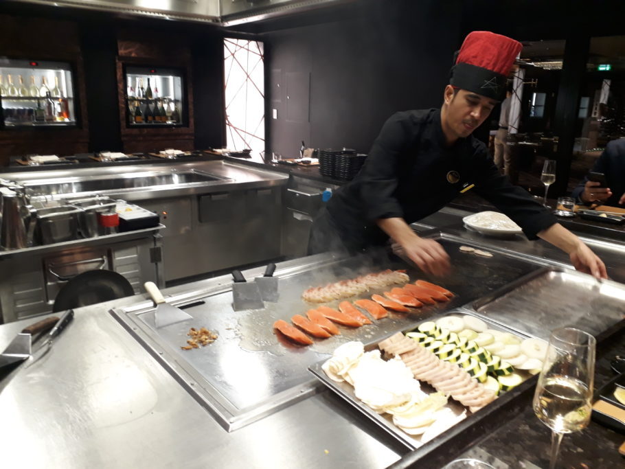 O espaço gastronômico Asian Market Kitchen oferece três opções aos hóspedes