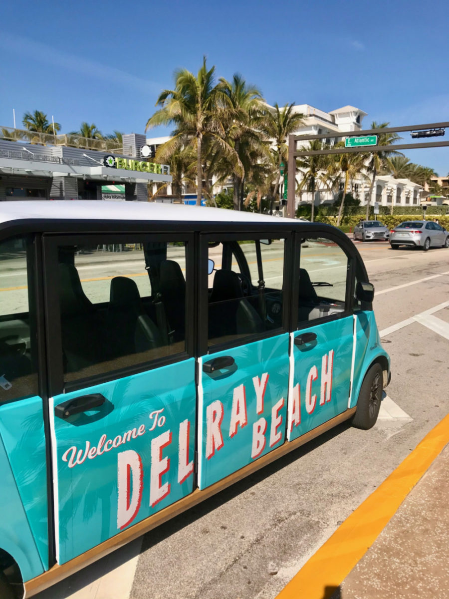 Carrinho charmoso oferece transporte gratuito pelas ruas de Delray Beach