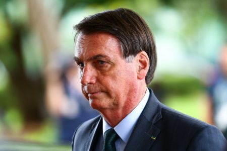 Sob pressão, Bolsonaro cede e reajusta salário mínimo para R$1.045