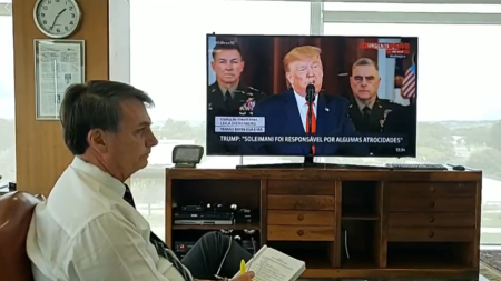 Bolsonaro faz uma live para assistir ao pronunciamento de Trump