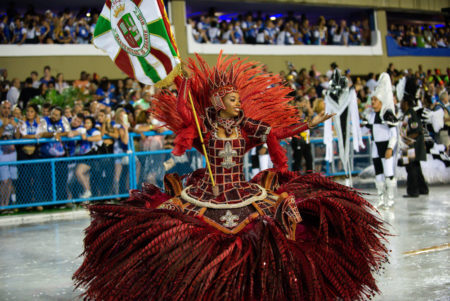 O Carnaval no Rio de Janeiro é famoso pelos desfiles das Escolas de Samba