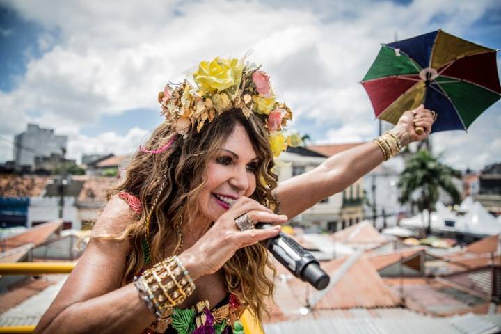 Esse é o segundo ano do Bloco Frevo Mulher, com a atriz, cantora, artista mais do que premiada e consagrada, ela mesmo, a Rainha do Brasil, Elba Ramalho!