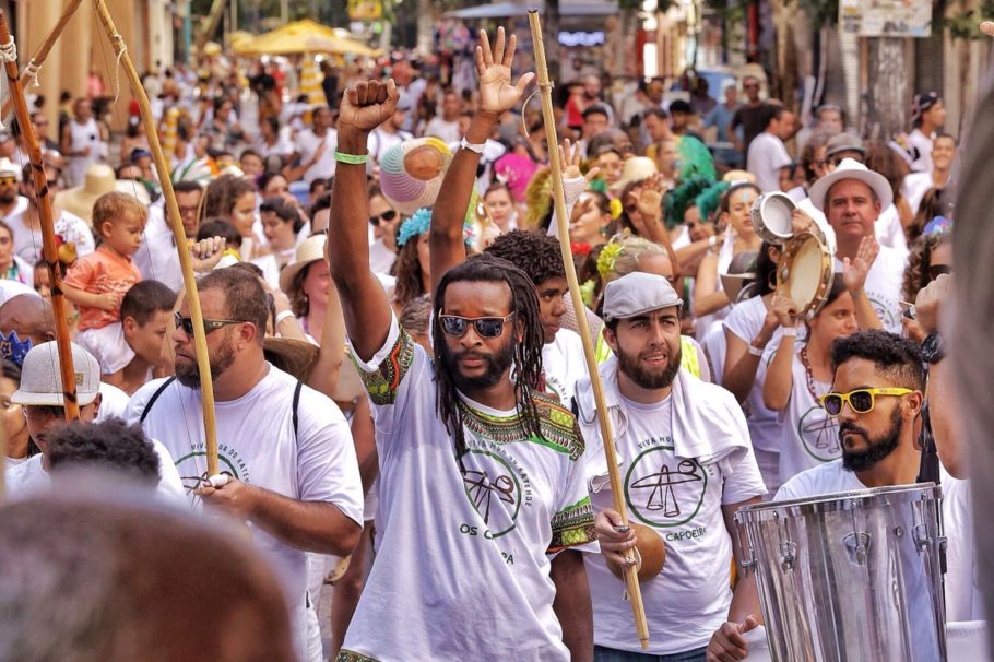 Com homenagem aos povos indígenas do Brasil, o bloco Os Capoeira chega a sua quarta participação na festa popular, comandado pelo percussionista e capoeirista Mestre Dalua