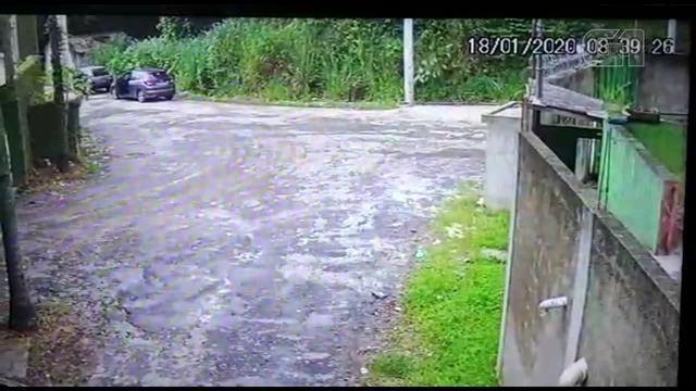 Vídeo mostra carro com corpo de PM carbonizado sendo deixado em rua de Guarulhos