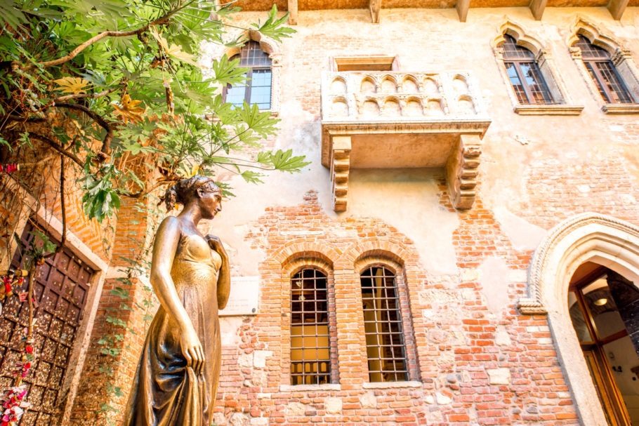 Estátua de Julieta com o famoso balcão retratado na obra “Romeu e Julieta”, de William Shakespeare