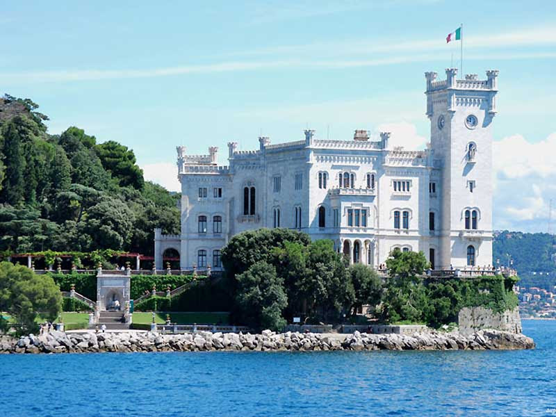 Vista do castelo de Miramare, que fica pertinho de Trieste, na região de Friuli Venezia Giulia