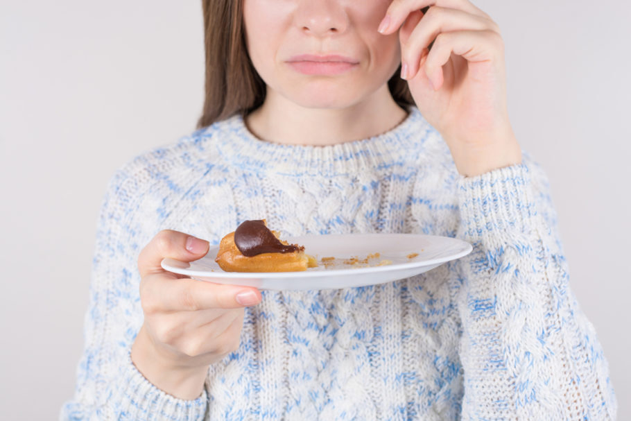 Os gatilhos do comer emocional podem aparecer em diferentes situações