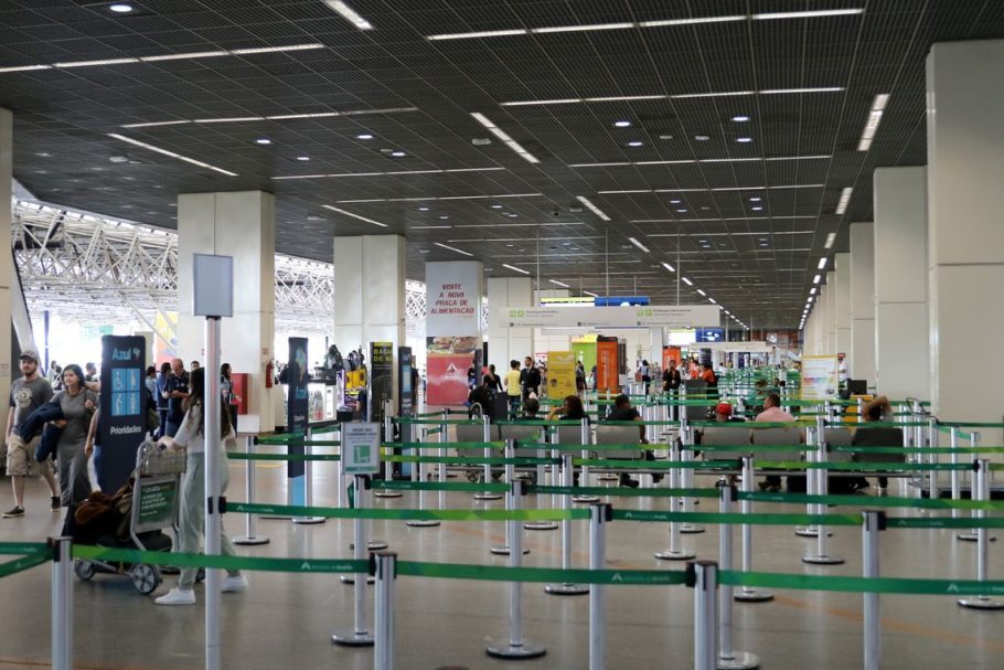 Os aeroportos brasileiros começaram a divulgar um alerta da Anvisa sobre o coronavírus