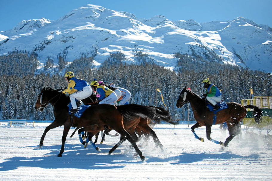 A corrida de cavalos na neve é uma das atrações de inverno em St. Moritz