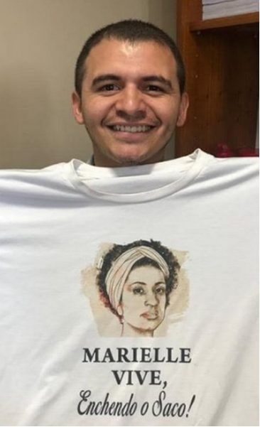 Evandro de Araújo Paulo sorri segurando a camiseta