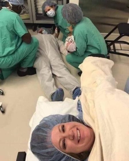 Pai desmaia durante parto da filha e foto viraliza na web