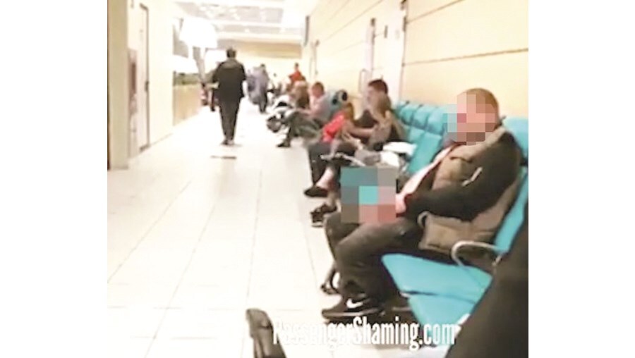 Passageiro é flagrando urinando em público em aeroporto dos EUA
