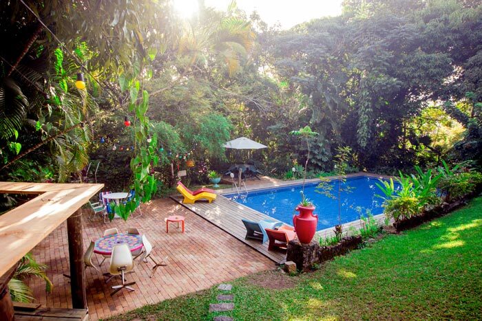 Vista da piscina do Hostel da Vila, em Ilhabela, no litoral norte de São Paulo