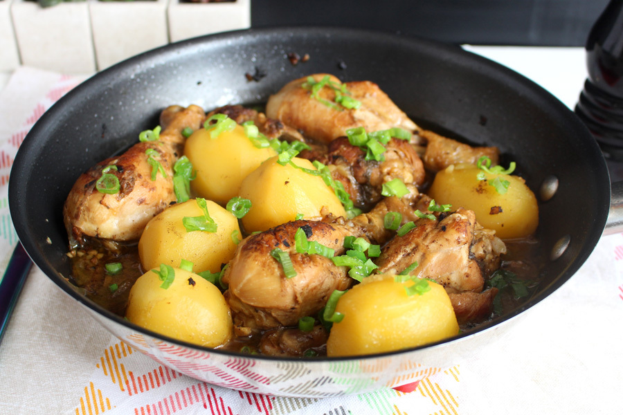 Frango com batata: uma combinação que fica suculenta, além de douradinha sujando quase nada de louça