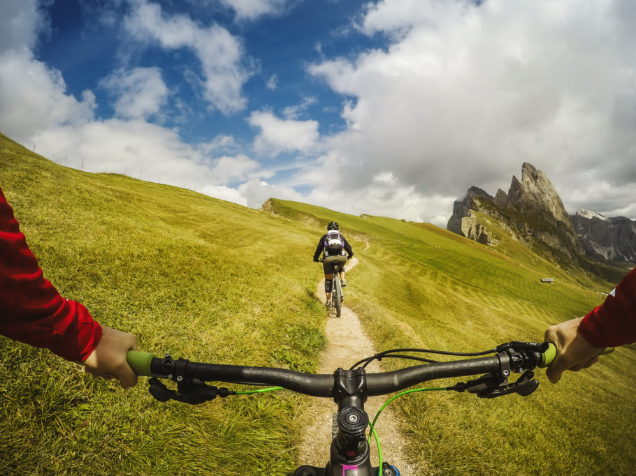Passeios de bike pelo Parque Natural das Dolomitas é uma das atividades no período mais quente