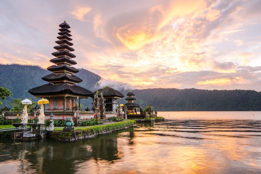 Templo hindu às marges do lago Bratan, em Bali (Indonésia)
