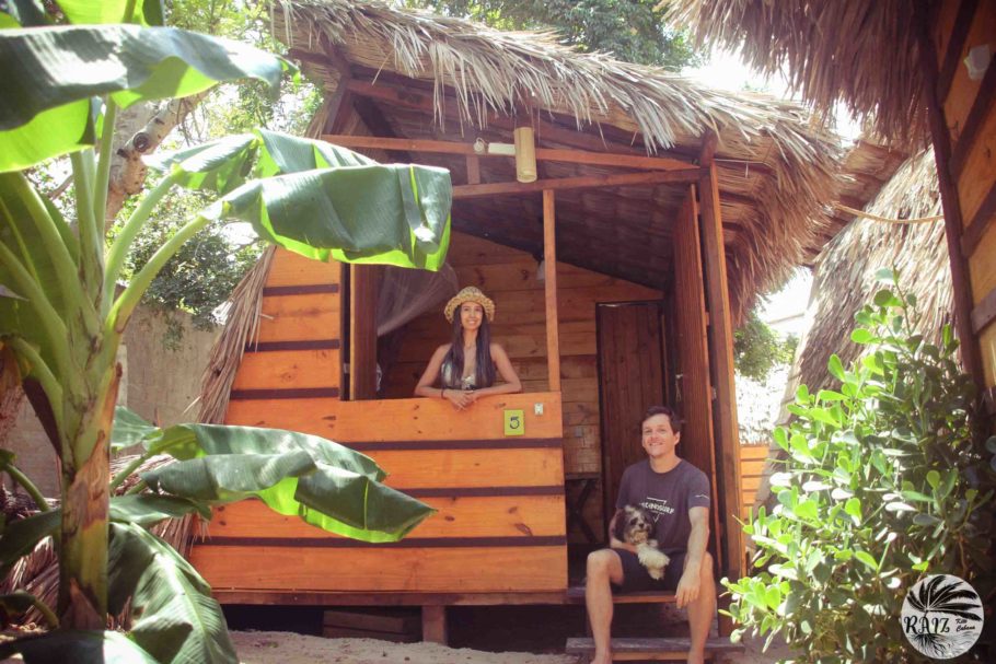 Letícia Alves e Valérian Escher, proprietários da Pousada Ecológica Raiz Kite Cabana, em Jericoacoara