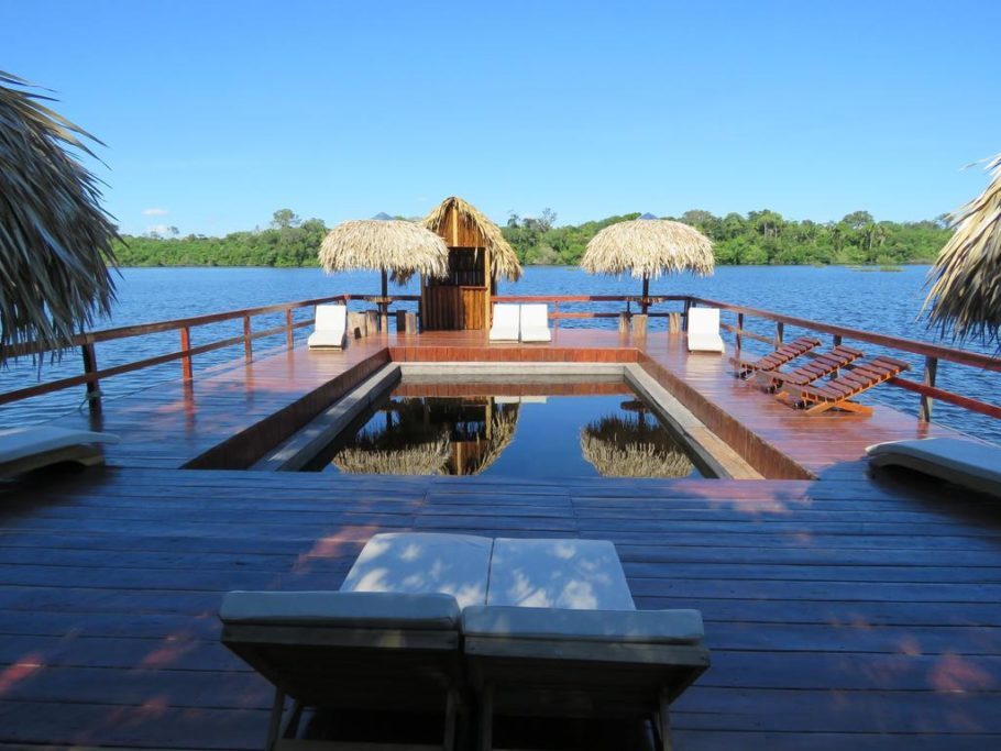 Piscina do Juma Lodge, na selva Amazônica