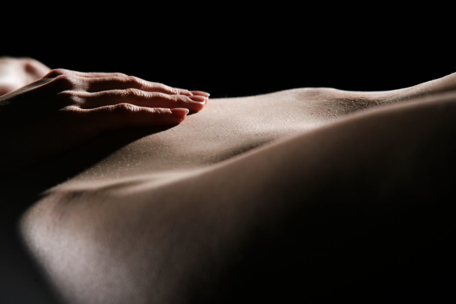 Na massagem tântrica, a sensibilidade do corpo é explorada em cada ponto