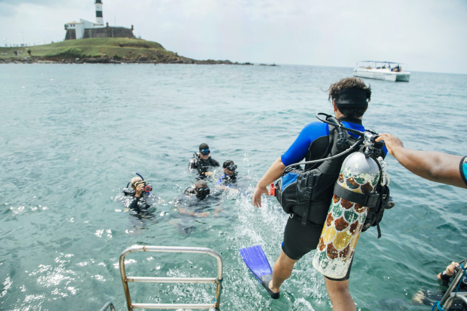 Entre as experiências está um mergulho para ver naufrágios na Baía de Todos os Santos