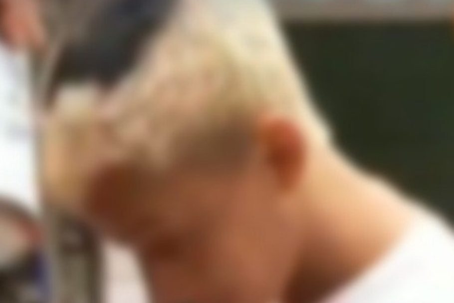 Em vídeo, homem aparece aplicando spray com tinta preta em jovens que estavam com cabelo descolorido