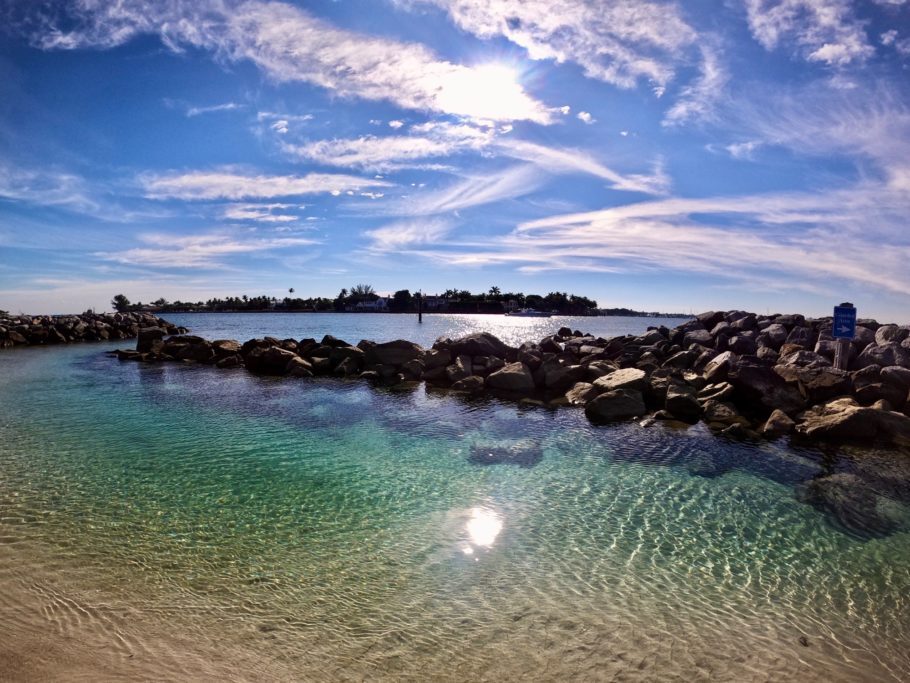 Água morna e transparente convida ao banho, também é possível ver estrelas-do-mar em Peanut Island