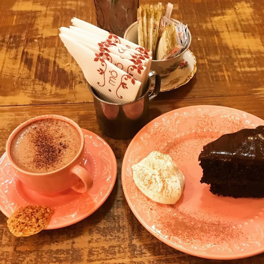 Chocolate quente e bolo de chocolate do Mô Café