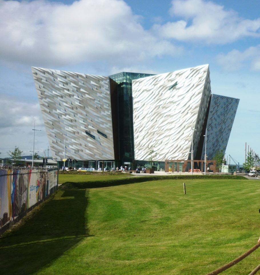 O Museu do Titanic é uma das atrações imperdíveis para fazer em Belfast, na Irlanda do Norte