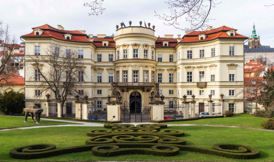 Fachada do palácio Lobkowicz, uma das muitas maravilhas do castelo de Praga