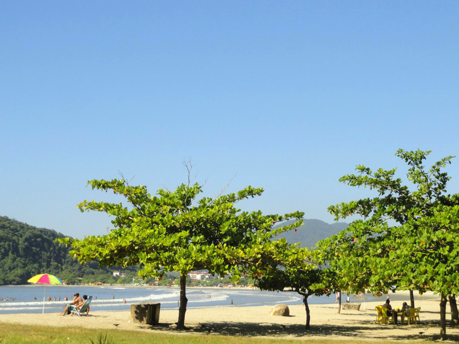 A praia do Pereque-Açu tem mar com poucas ondas e uma orla com boa estrutura de serviços