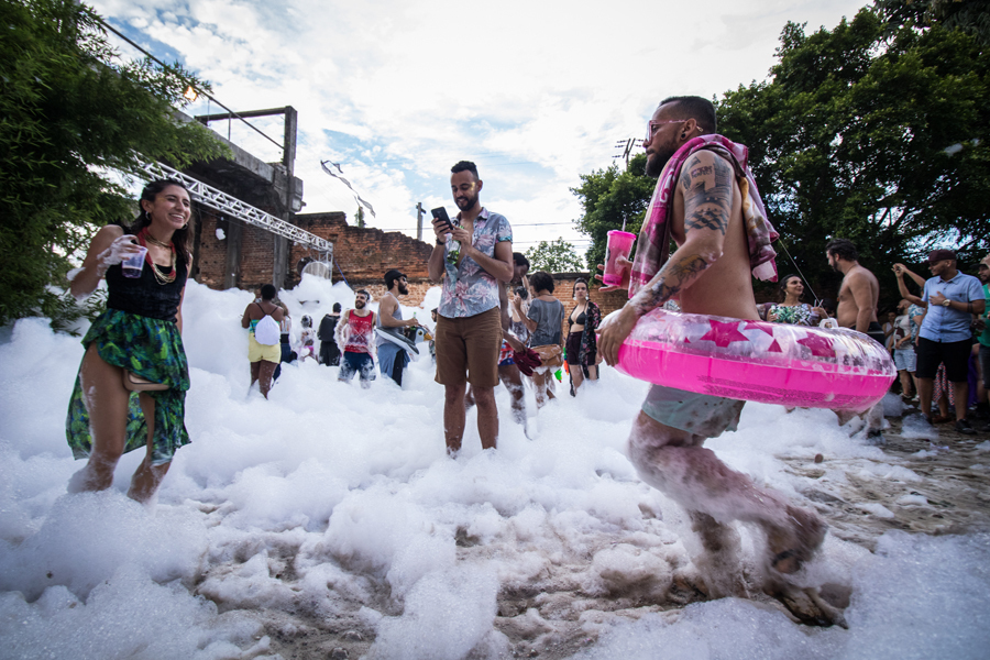 A temporada de Carnaval da Casa das Caldeiras começa com o tradicional Banho de Espuma da Pilantragi