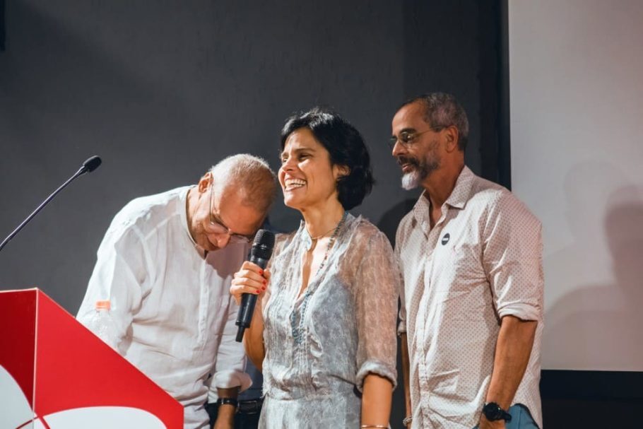 O jornalista Gilberto Dimenstein com o casal Ana Lúcia Villela e Marcos Nisti, do Instituto Alana
