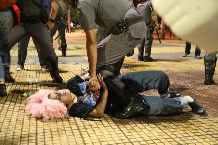 PM detém jovem durante protesto contra o reajusta das tarifas do transporte público de SP