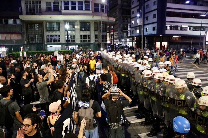PM impediu com bombas de gás e balas de borracha manifestantes de seguirem até a Paulista
