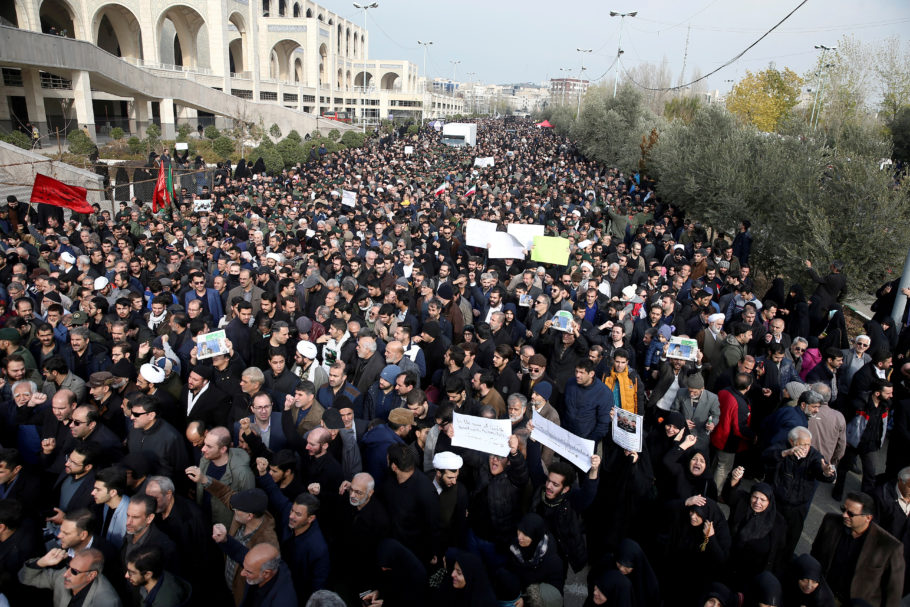 Iranianos protestam nas ruas de Teerã pela morte do general Qassem Soleimani