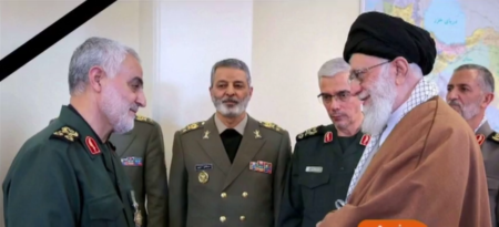 À esquerda, o general Qassem Soleimani; à direita, o aiatolá Ali Khamenei