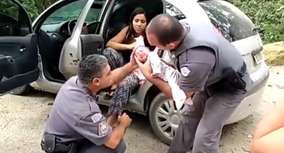 Policiais ajudam a salvar bebê engasgada em São Roque, no interior de São Paulo
