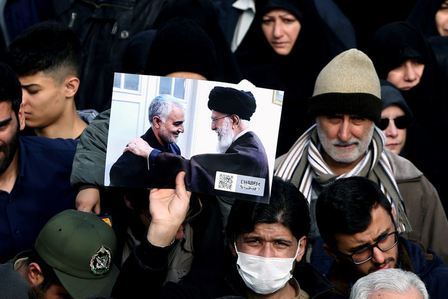 Manifestante faz homenagem a Qassem Soleimani nas ruas de Teerã