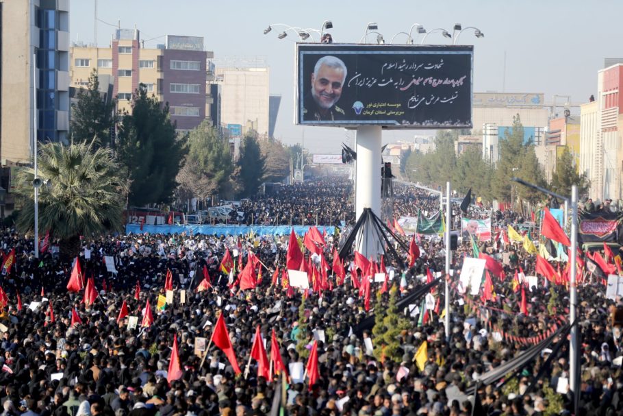 Milhares de pessoas acompanham funeral de Qassem Soleimani em Kerman, no sul do Irã