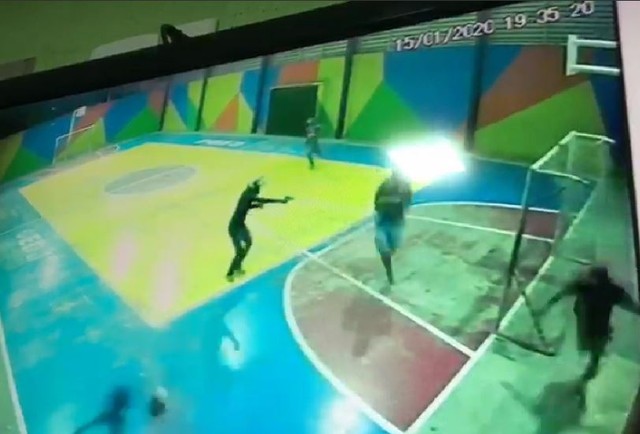 Câmeras de segurança flagraram o momento em homens armados atiram em jovens na quadra de uma escola em Fortaleza