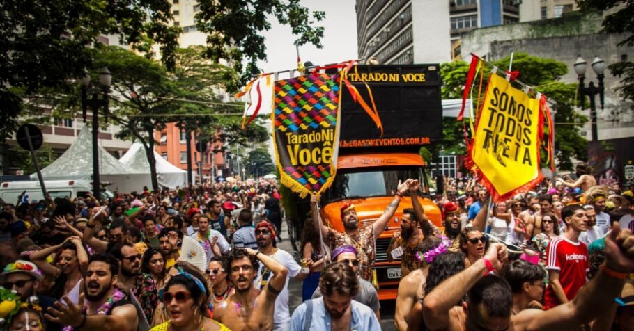 Bloco Tarado Ni Você homenageia Caetano Veloso pelas ruas do centro