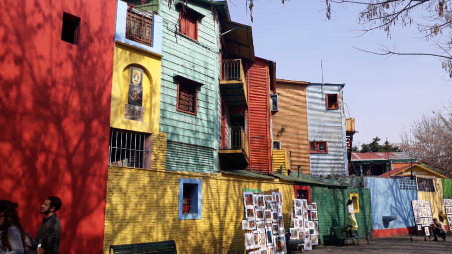 As casas coloridas da rua El Caminito, no bairro La Boca, em Buenos Aires
