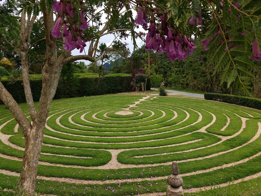 Labirinto de grama, uma das atrações do Parque Amantikir, em Campos do Jordão