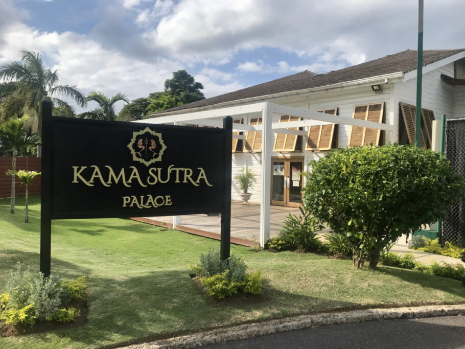 Anexo do resort, o prédio foi feito para aulas de kama sutra e massagens tântrica aos hóspedes