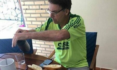 Mesas de café da manhã de Bolsonaro durante as eleições eram fake news, diz colunista da Época
