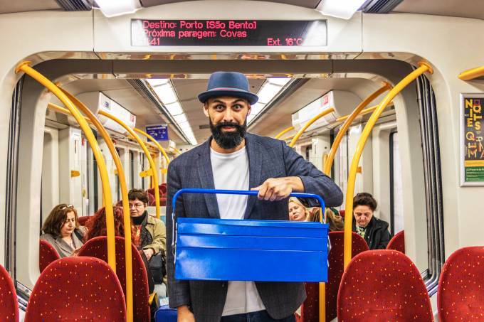 Caio e sua caixa de brigadeiros no metrô de Porto, em Portugal