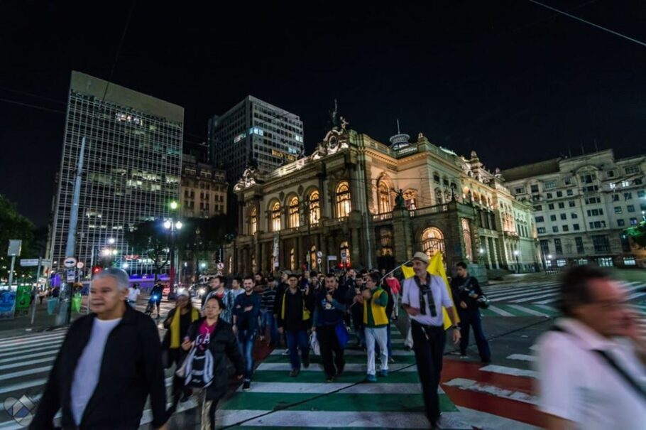 Teatro Municipal é um dos cenários da Caminhada Noturna pelo centro de São Paulo
