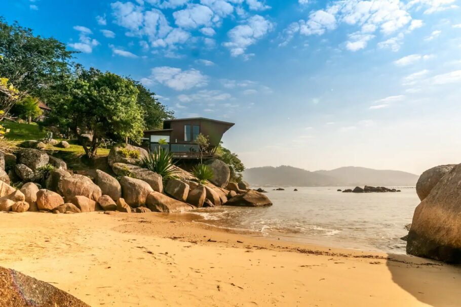  A casa mais desejada pelos usuários do Airbnb fica de frente para o mar em Santa Catarina