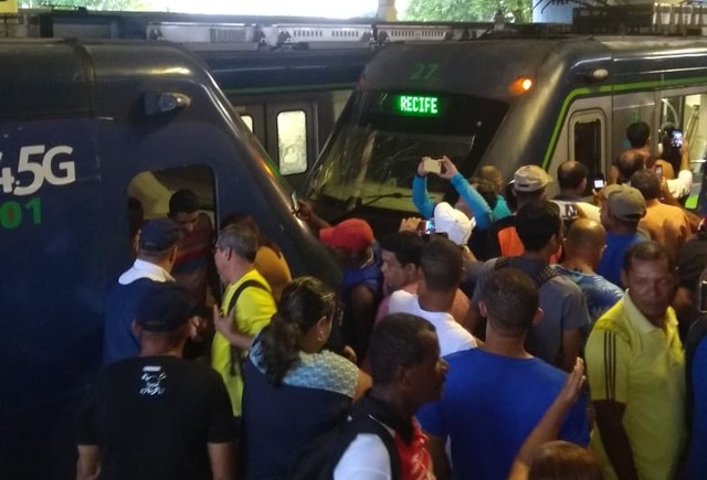 Ao menos 30 passageiros ficaram feridos na colisão de dois trens da Linha Centro do Metrô do Recife
